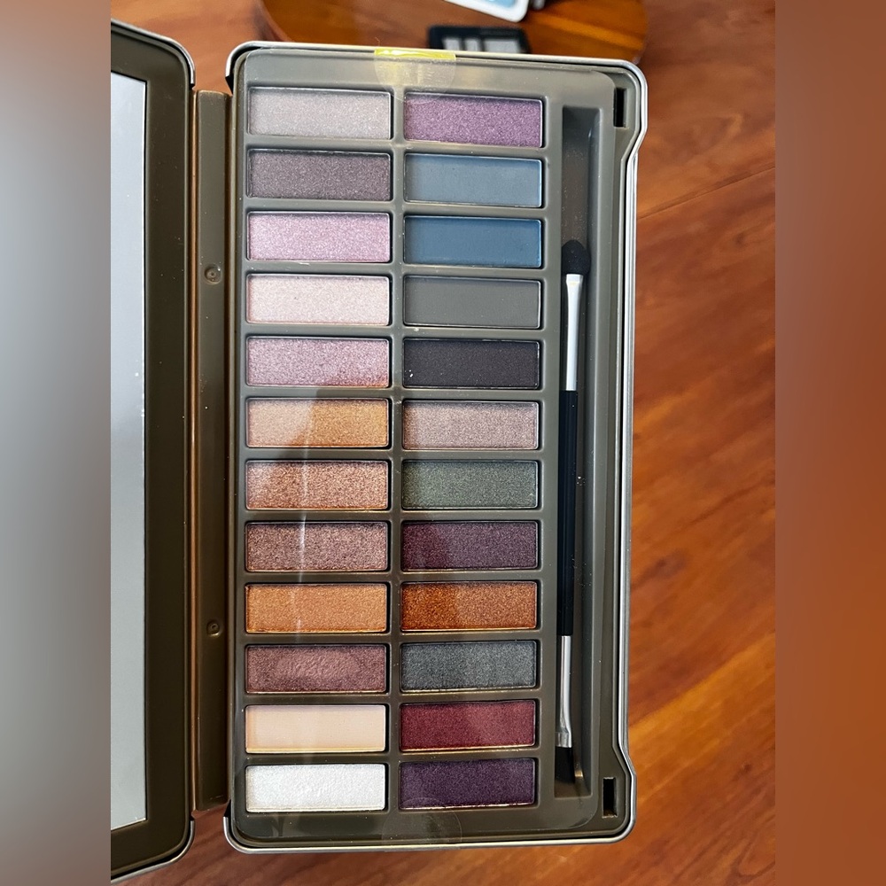 Ellen Tracy Silver Eyeshadow Palette NEW
